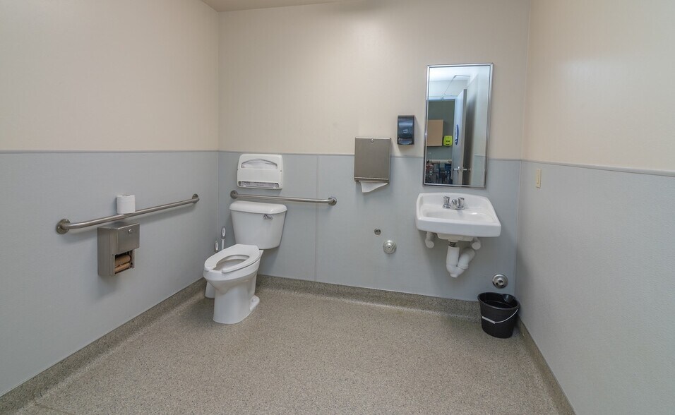 More Photos Of 3008 Sillect Ave, Bakersfield Medical For Lease