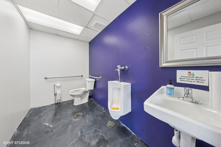 More Photos Of 800 W Broadway St, Bradley General Retail For Sale