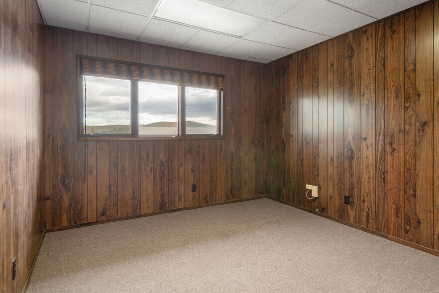 More Photos Of 615 Timber Ln, Maupin Office For Sale