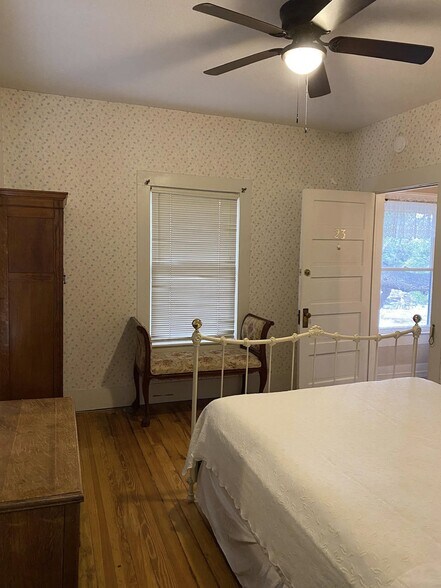 More Photos Of 205 SW Barnard St, Glen Rose Hotel For Sale