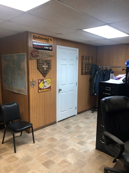 More Photos Of 1286 Huff Creek Hwy, Mallory Auto Repair For Sale