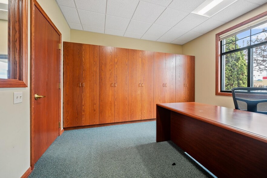 More Photos Of 2521 Steffens Ct, Green Bay Bank For Sale