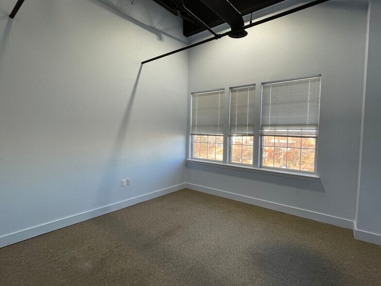 More Photos Of 105 Centennial St, La Plata Medical For Sale