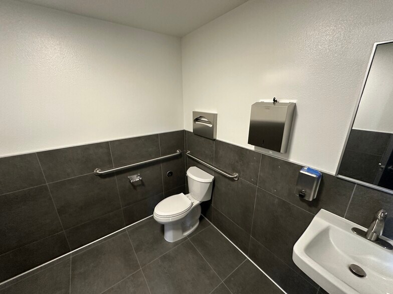 More Photos Of 4040 N Palm St, Fullerton Warehouse For Lease