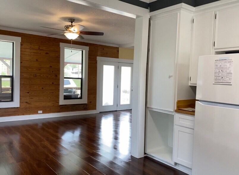 More Photos Of 1600 S Ford St, Llano Storefront Retail Office For Sale