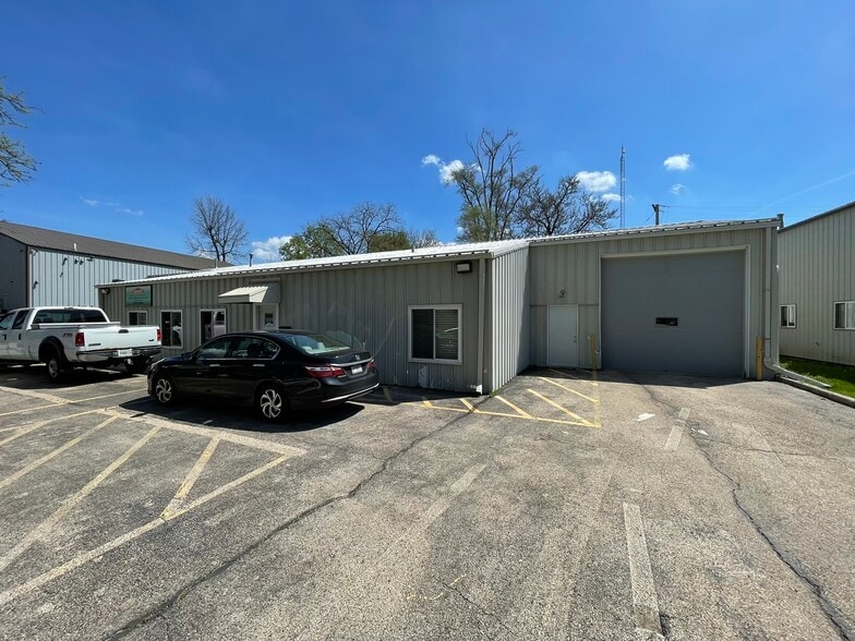 More Photos Of 955 Grace St, Elgin Warehouse For Lease
