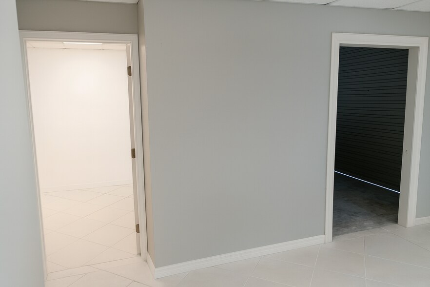 More Photos Of 3804 SE Lake Weir Ave, Ocala Flex For Lease