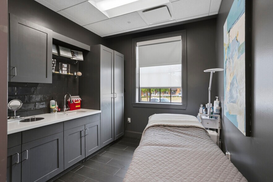 More Photos Of 160 Fountains Blvd, Madison Medical For Sale