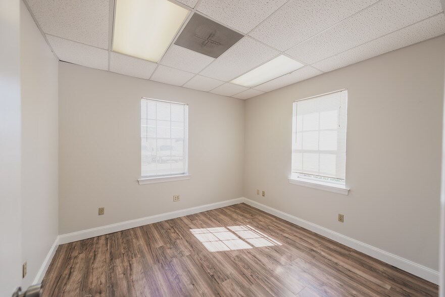 More Photos Of 2002 20th St, Kenner Office For Sale