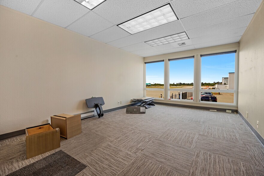 More Photos Of 10108 32nd Ave W, Everett Airplane Hangar For Lease