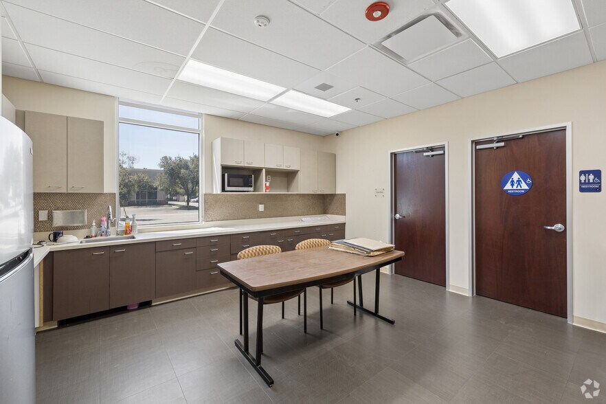 More Photos Of 5000 Commerce Dr, Bakersfield Medical For Sale