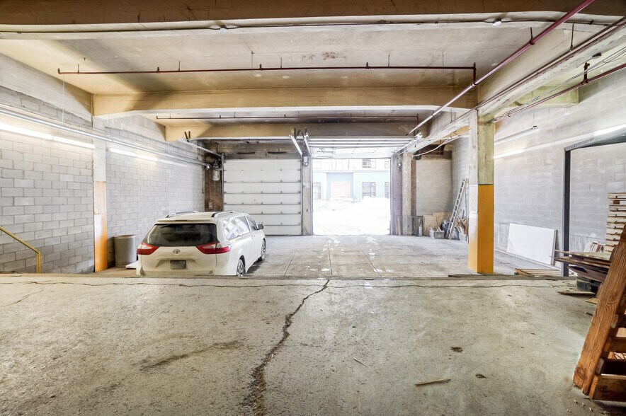 More Photos Of 4360 Ch de la Côte-de-Liesse, Mt Royal Showroom For Lease