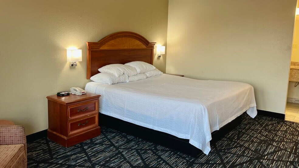 More Photos Of 1013 Highway 231 S, Troy Hotel For Sale
