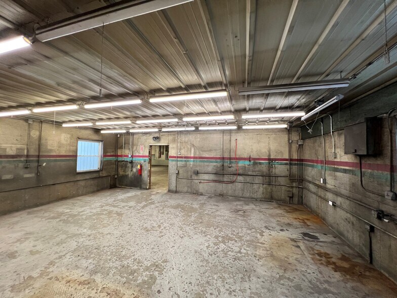 More Photos Of 616A-622 S Main St, Hebron Warehouse For Lease