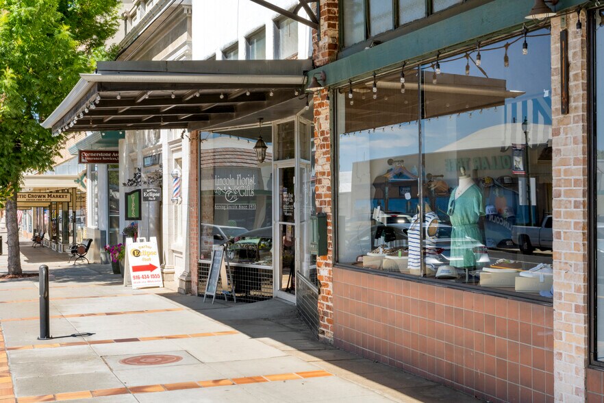 More Photos Of 505-678 Lincoln Blvd, Lincoln Storefront For Sale