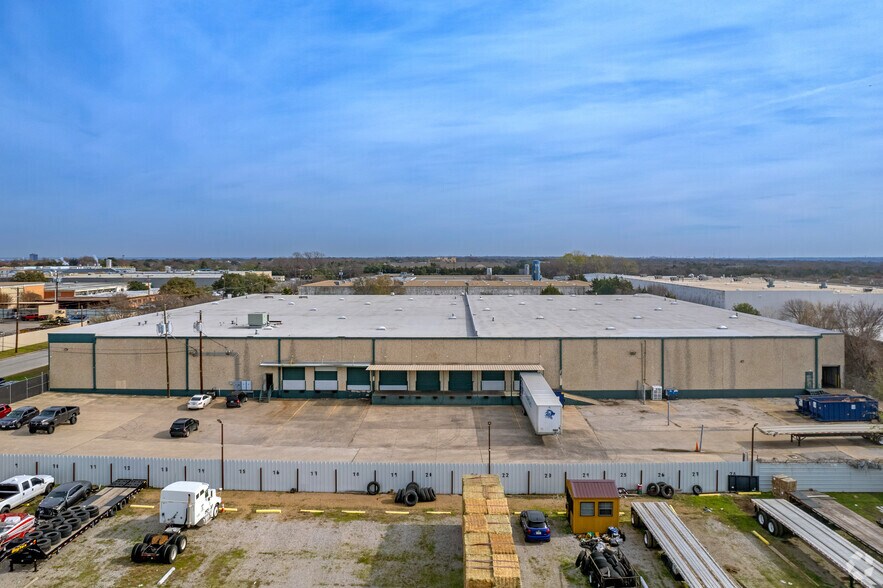 More Photos Of 3030 Hansboro Ave, Dallas Warehouse For Lease