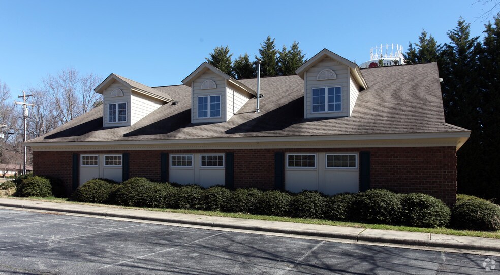 More Photos Of 5409 W Friendly Ave, Greensboro Medical For Lease