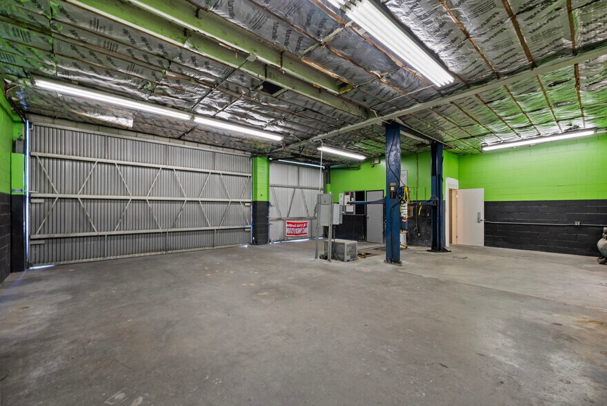 More Photos Of 9021 De Soto Ave, Canoga Park Auto Repair For Lease