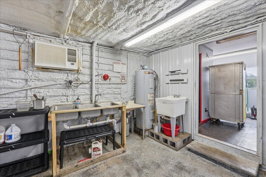 More Photos Of 5720 16th St, Orange Flex For Sale