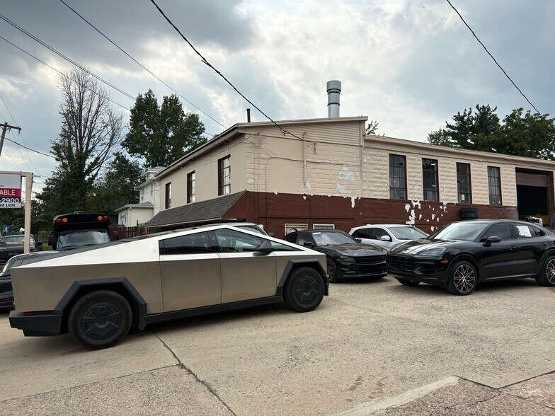 More Photos Of 550 W Bridge St, Morrisville Warehouse For Lease