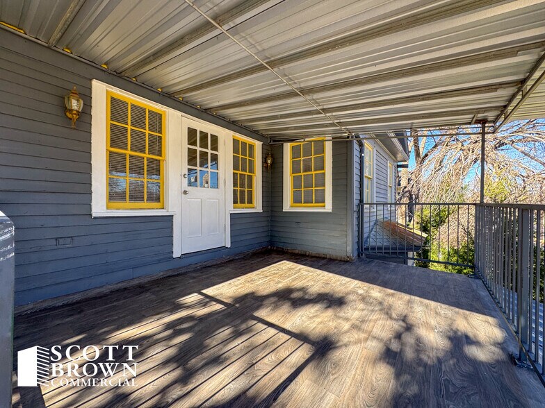 More Photos Of 821 N Locust St, Denton Office For Lease