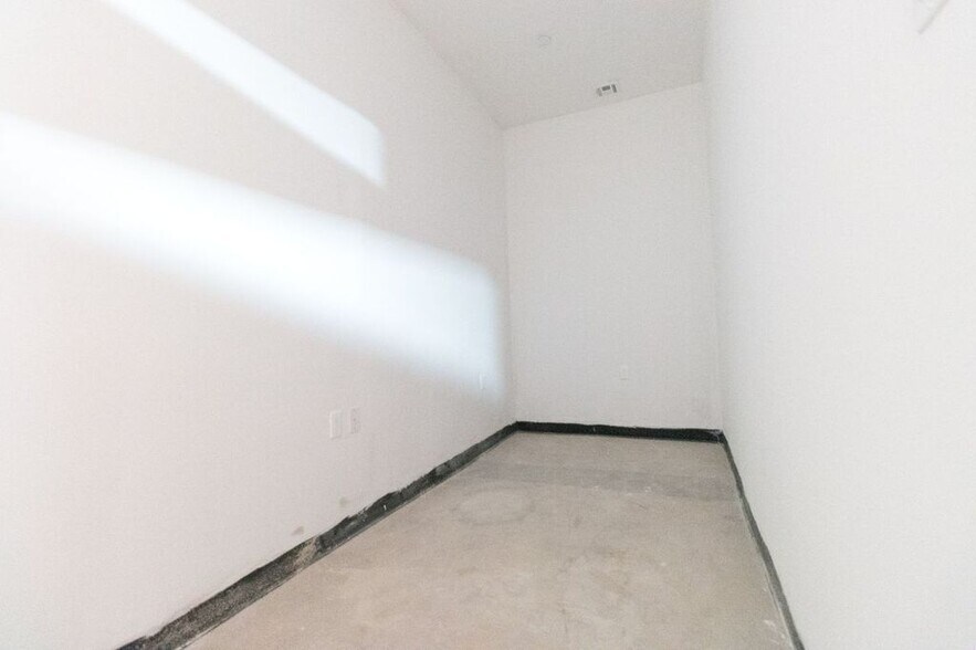 More Photos Of 78-92 Kingsland Ave, Brooklyn Flex For Sale