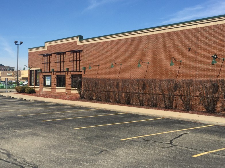 More Photos Of 900 Riverside Dr, East Peoria Restaurant For Sale