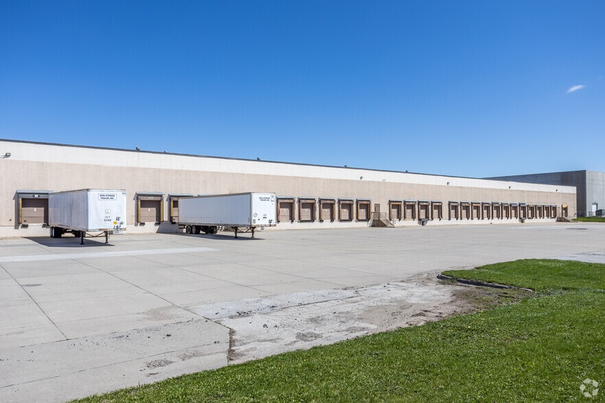 More Photos Of 802 SE Shurfine Dr, Ankeny Warehouse For Lease