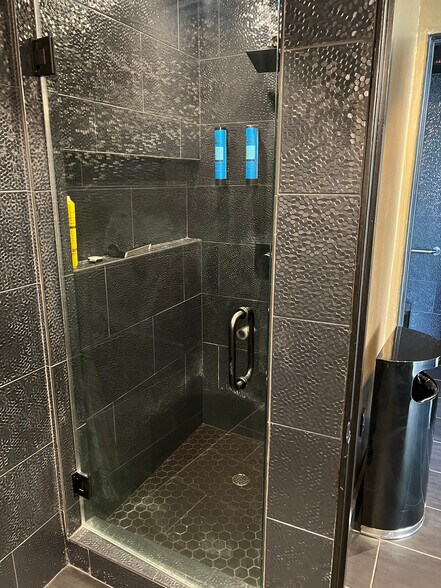 More Photos Of 5437 Satsuma Ave, North Hollywood Warehouse For Lease