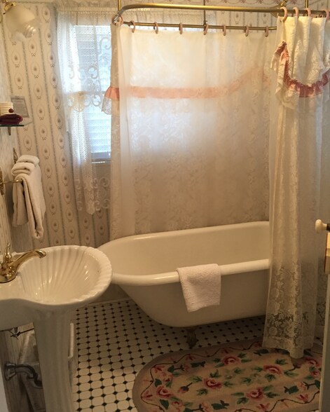 More Photos Of 611 W Woldert St, Tyler Hospitality For Sale