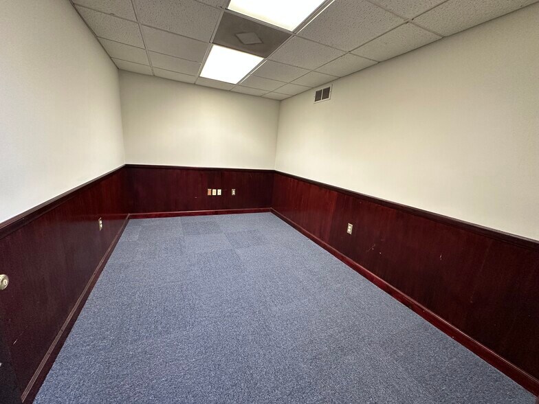 More Photos Of 220 N Main St, Lexington Flex For Lease