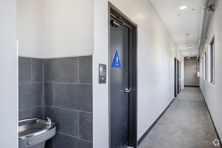 More Photos Of 13755 Roscoe Blvd, Panorama City General Retail For Lease