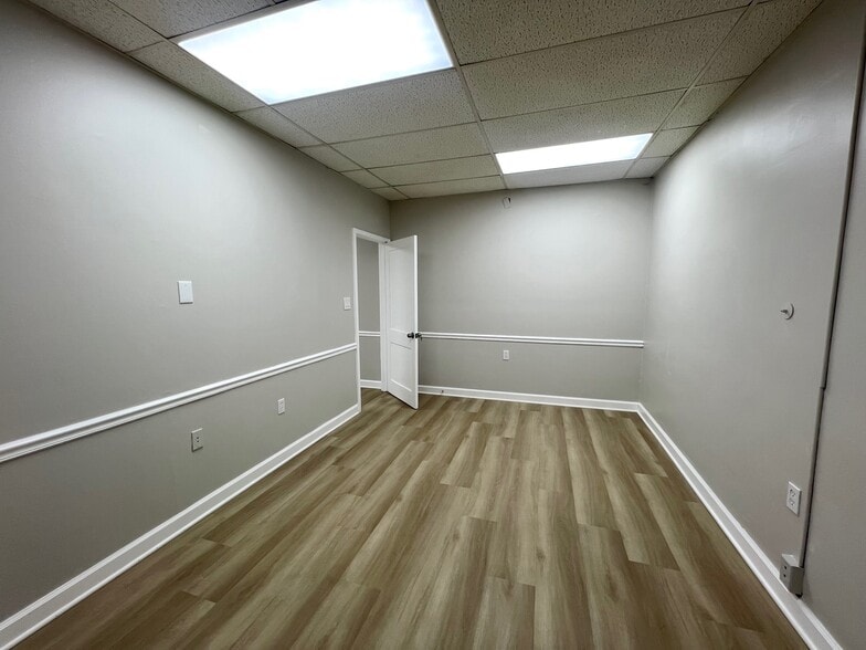 More Photos Of 8 Crain Hwy N, Glen Burnie Storefront Retail Office For Lease