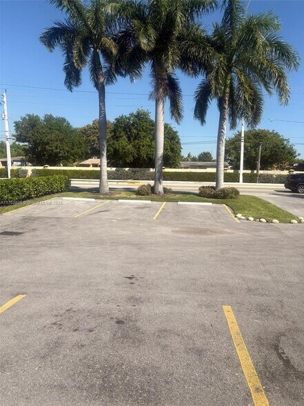 More Photos Of 828 Pembroke Rd, Hallandale Unknown For Lease