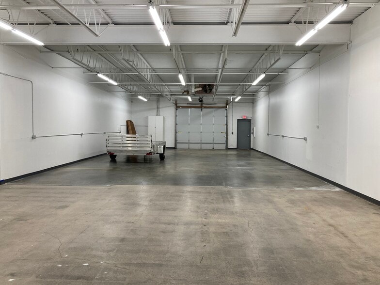 More Photos Of 6820-6848 Washington Ave S, Eden Prairie Showroom For Lease