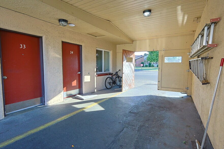 More Photos Of 2178 Winchester Ave, Reedsport Hotel For Sale