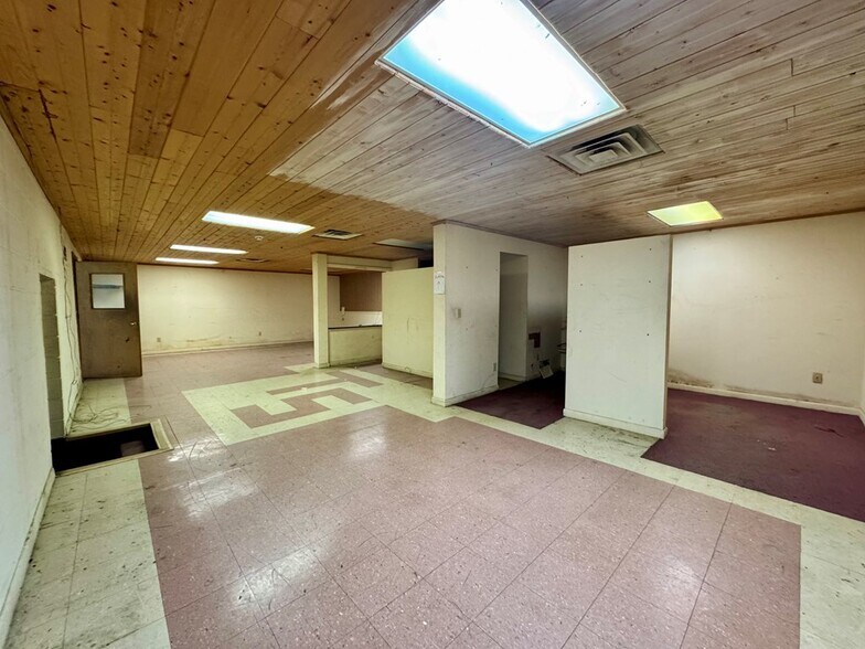 More Photos Of 868 State Route 3 and 12, Hinton Flex For Sale