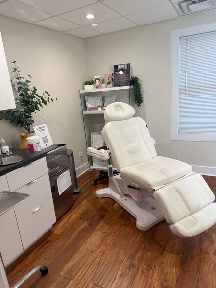 More Photos Of 217 Breckenridge Ln, Louisville Medical For Sale