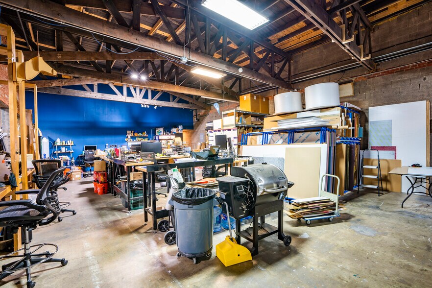 More Photos Of 2005 Wall St, Dallas Showroom For Lease