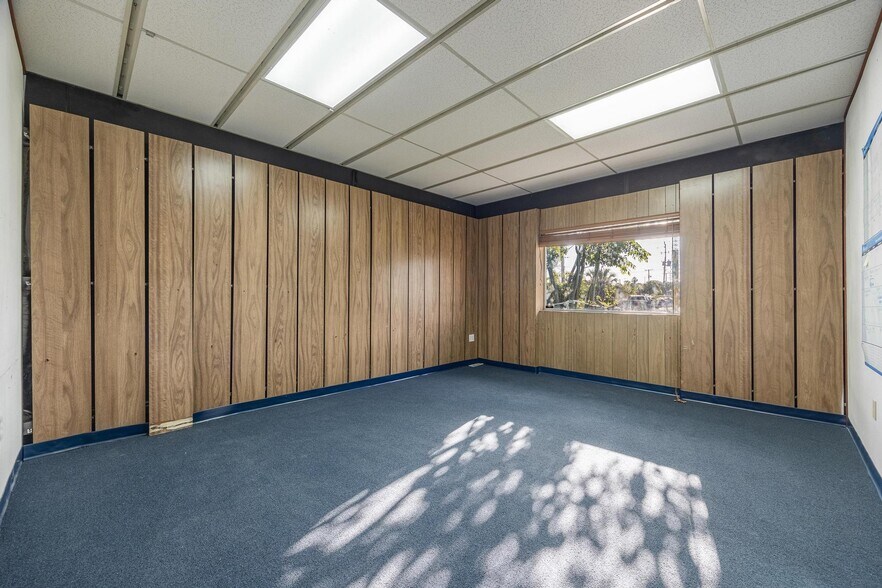 More Photos Of 2546-2578 Fowler St, Fort Myers Warehouse For Lease