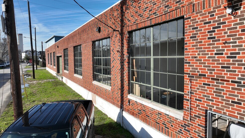 More Photos Of 10 N Milby St, Houston Warehouse For Sale