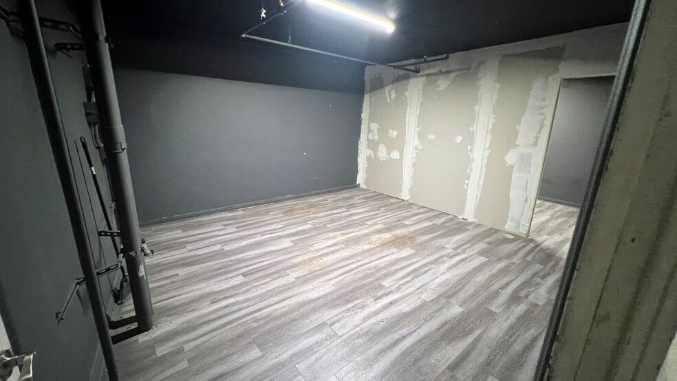 More Photos Of 1800 Essex St, Los Angeles Light Distribution For Lease