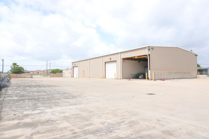 More Photos Of 6944 Leopard St, Corpus Christi Warehouse For Sale