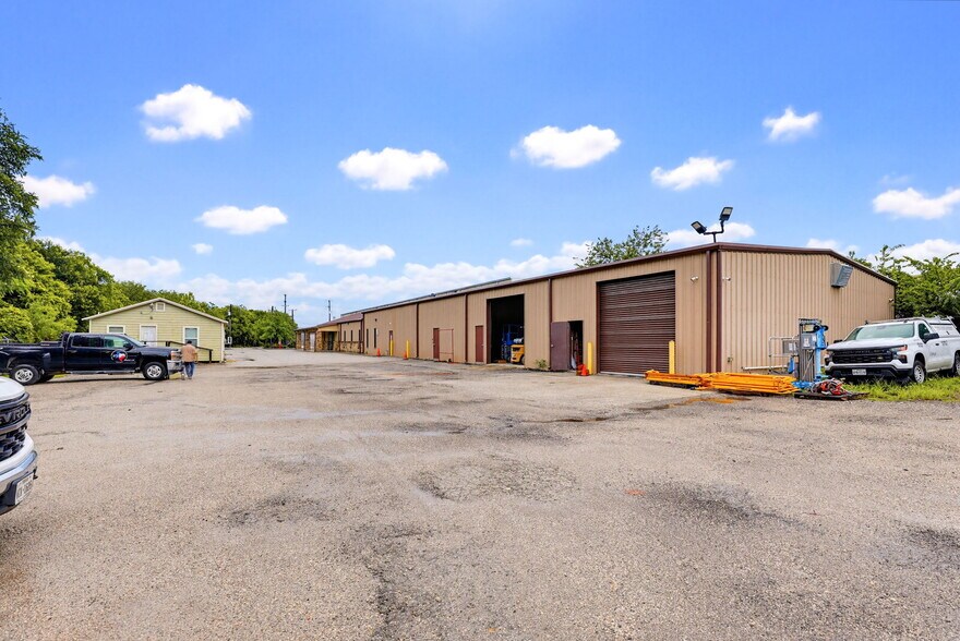 More Photos Of 11550 N North Loop Rd, San Antonio Warehouse For Sale