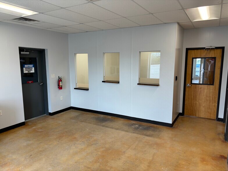 More Photos Of 14710-14722 Speedway Park, Von Ormy Truck Terminal For Lease
