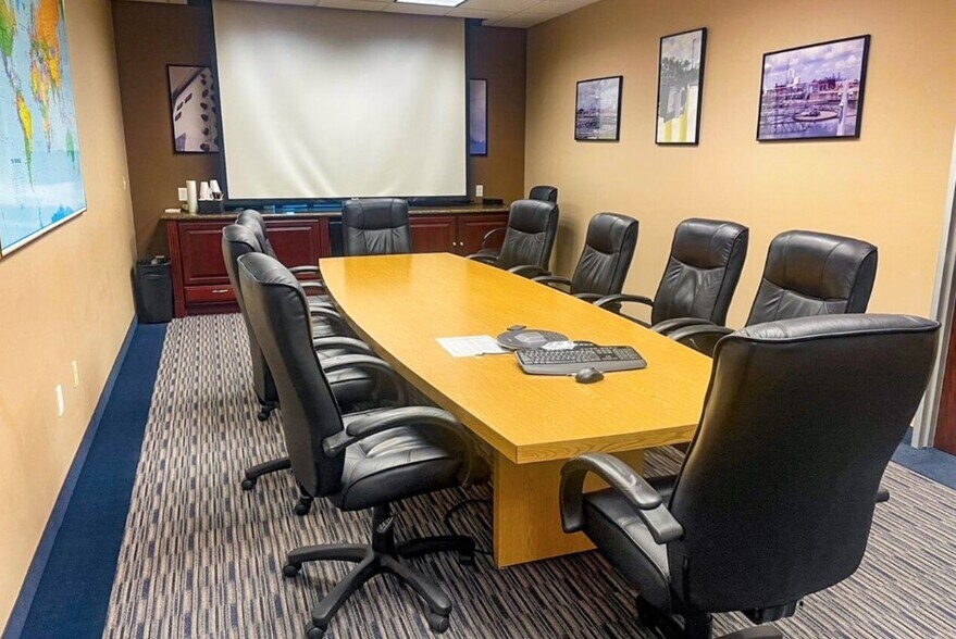 More Photos Of 1730 S Cherry St, Tomball Office For Sale