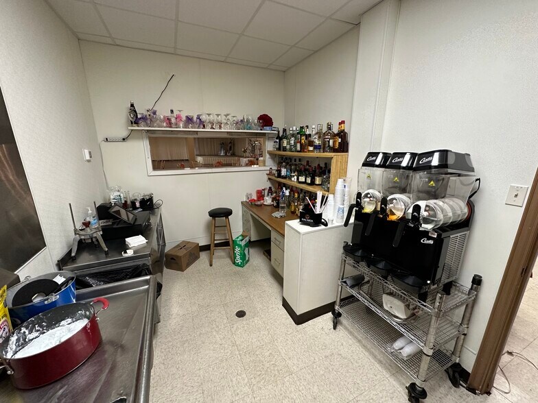 More Photos Of 3900 Davis St W, Dallas Flex For Sale