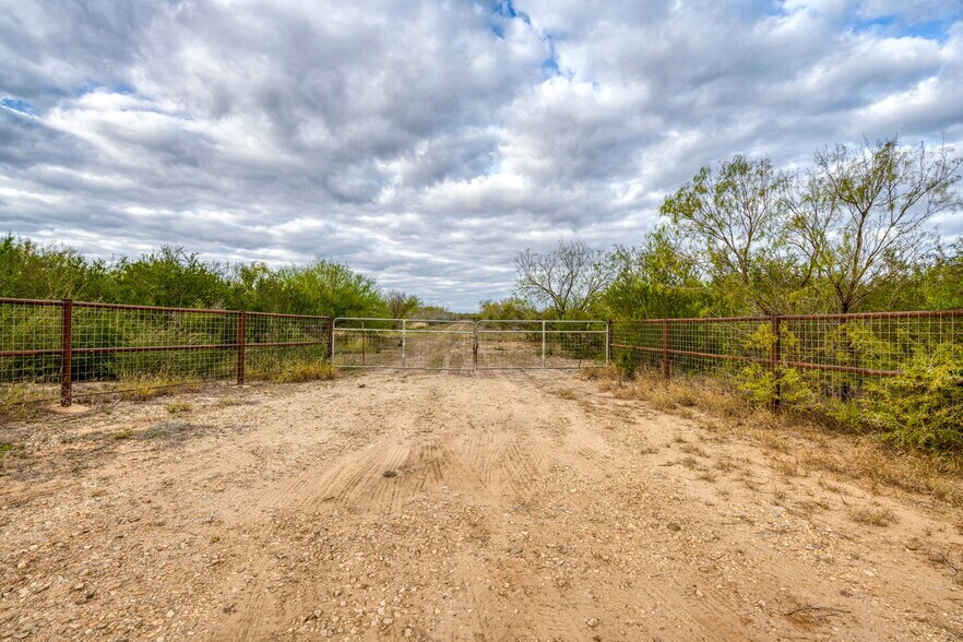 More Photos Of County Road 422, Pleasanton Land For Sale