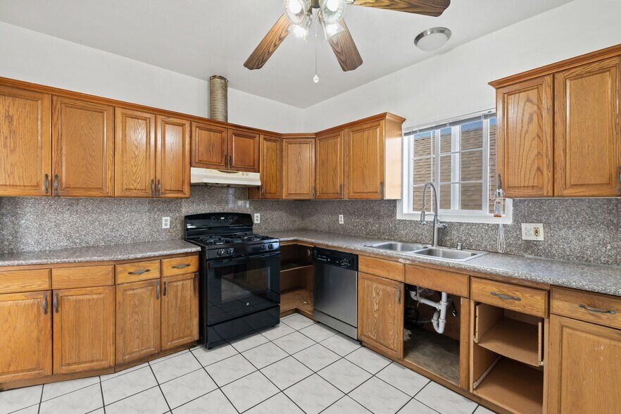 More Photos Of 1049 55th St, Emeryville Storefront Retail Residential For Sale