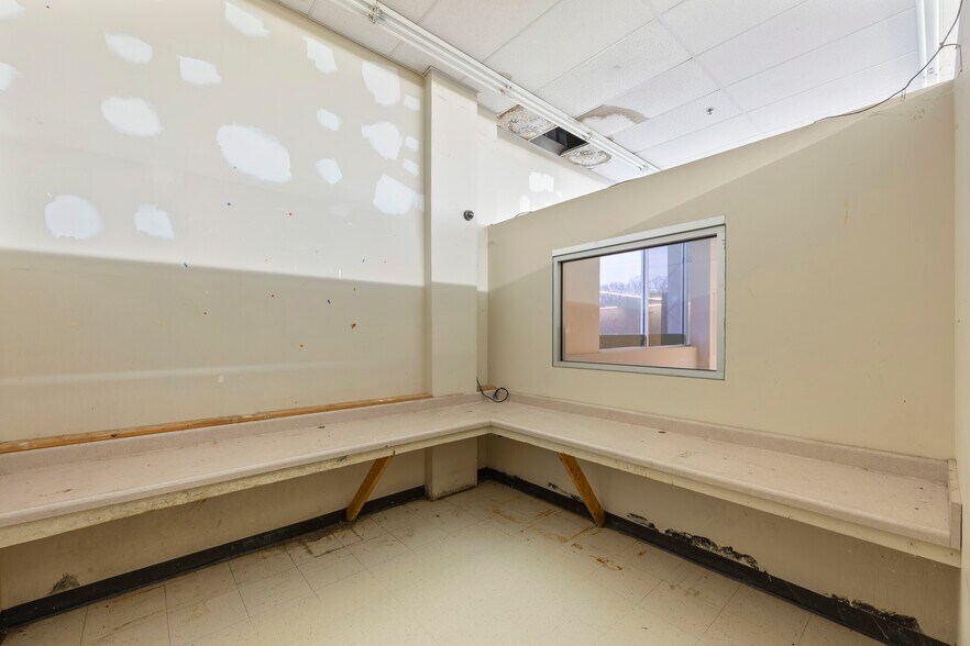 More Photos Of 4200 Skyhawk Pky, Martin Supermarket For Lease